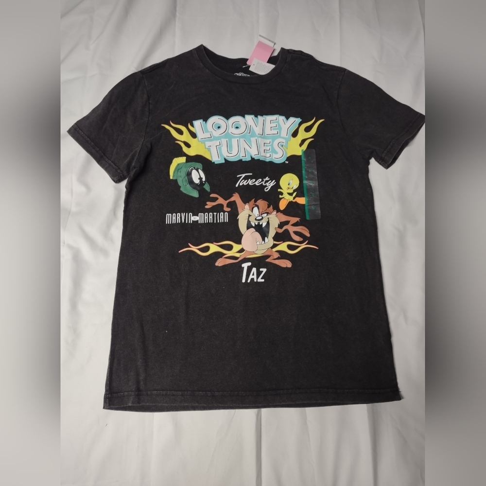 Nwt Looney tunes T-shirt size medium